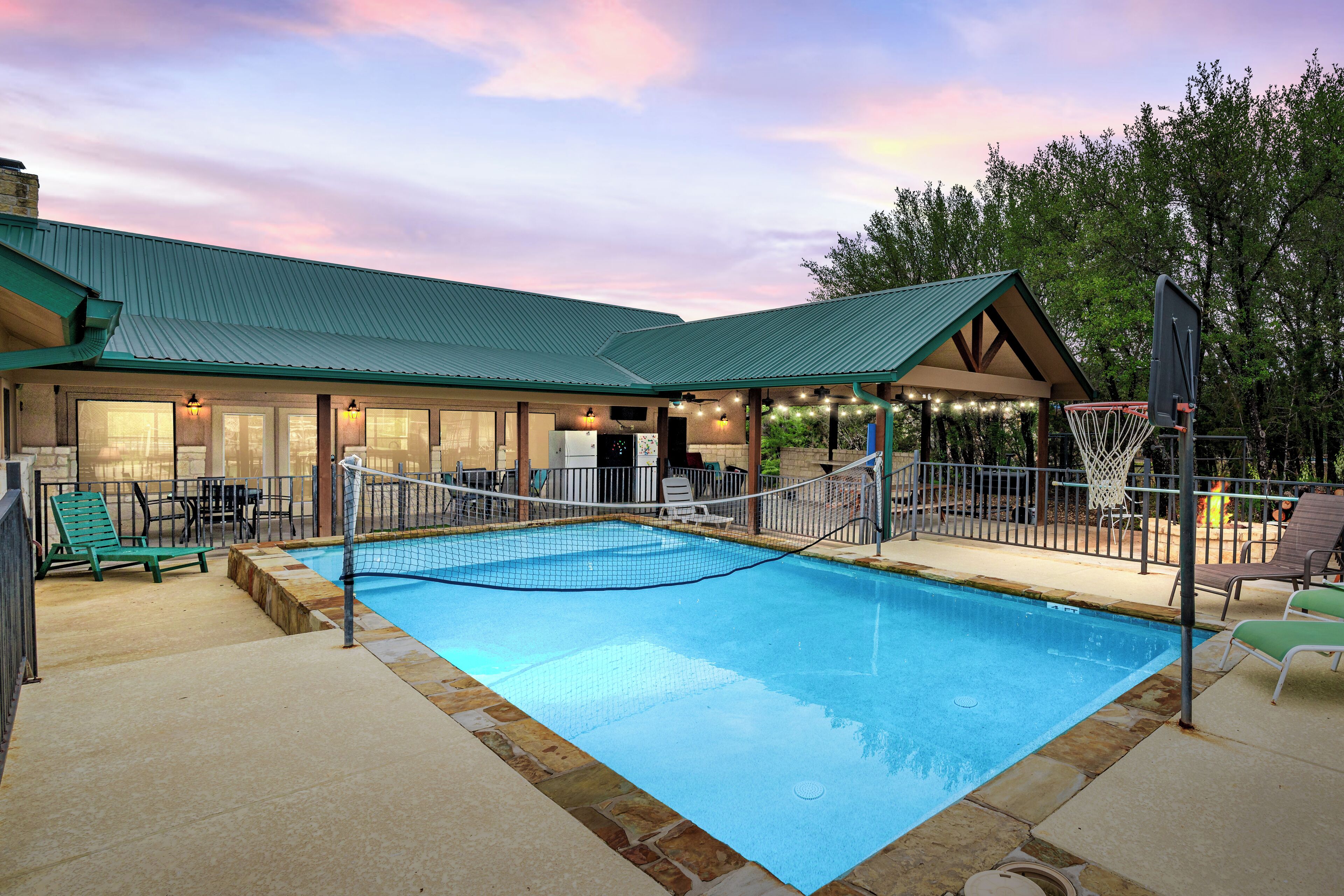Private pool, pickleball court, single story home, less than 5-minute drive to THE Frio River