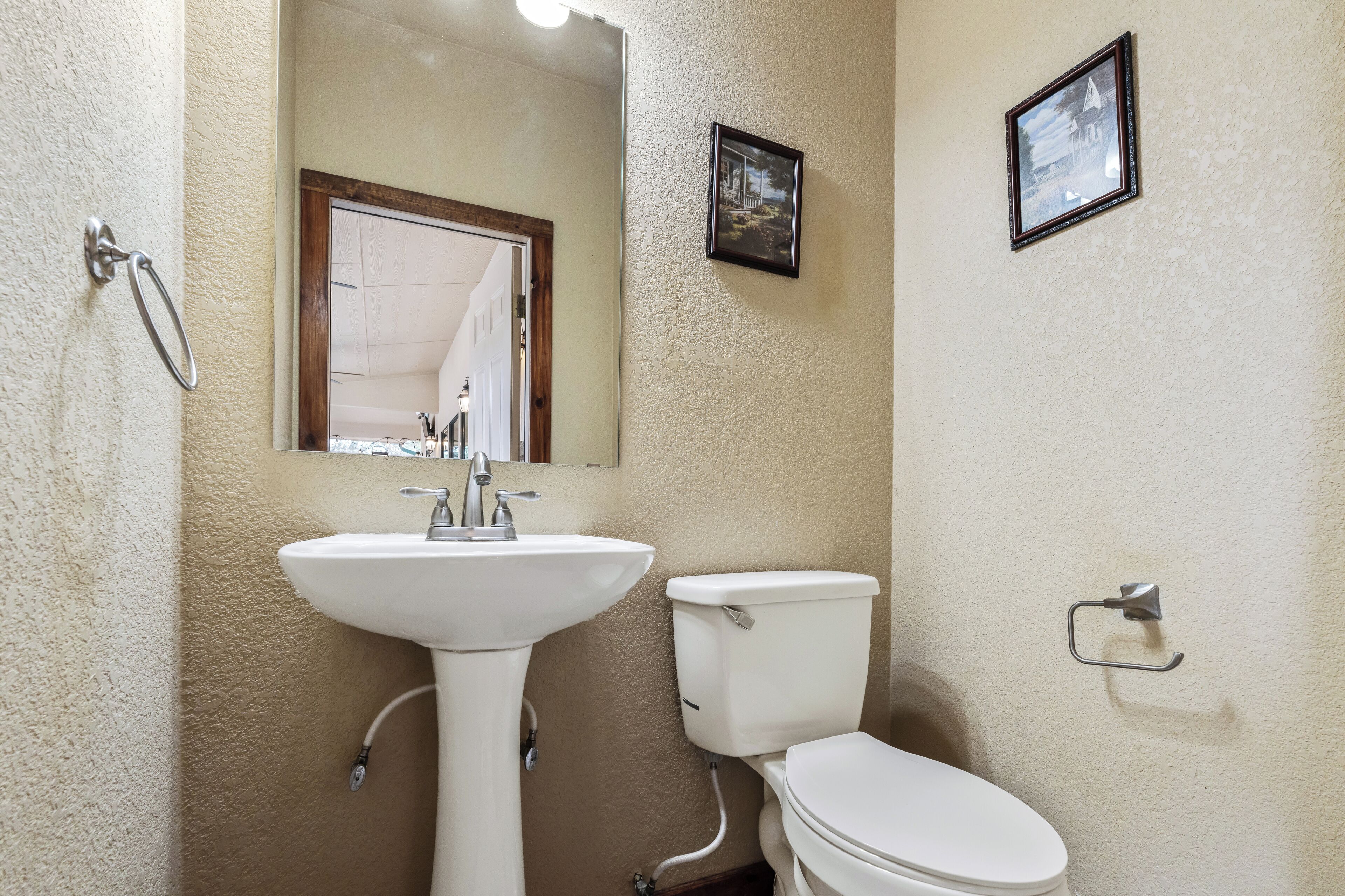 Private pool, pickleball court, single story home, less than 5-minute drive to THE Frio River