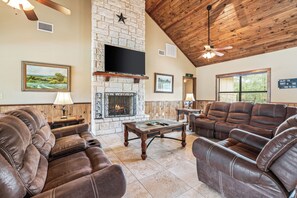 TV - Private pool, pickleball court, single story home, less than 5-minute drive to THE Frio River (Concan)