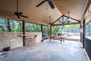 Outdoor dining - Private pool, pickleball court, single story home, less than 5-minute drive to THE Frio River (Concan)