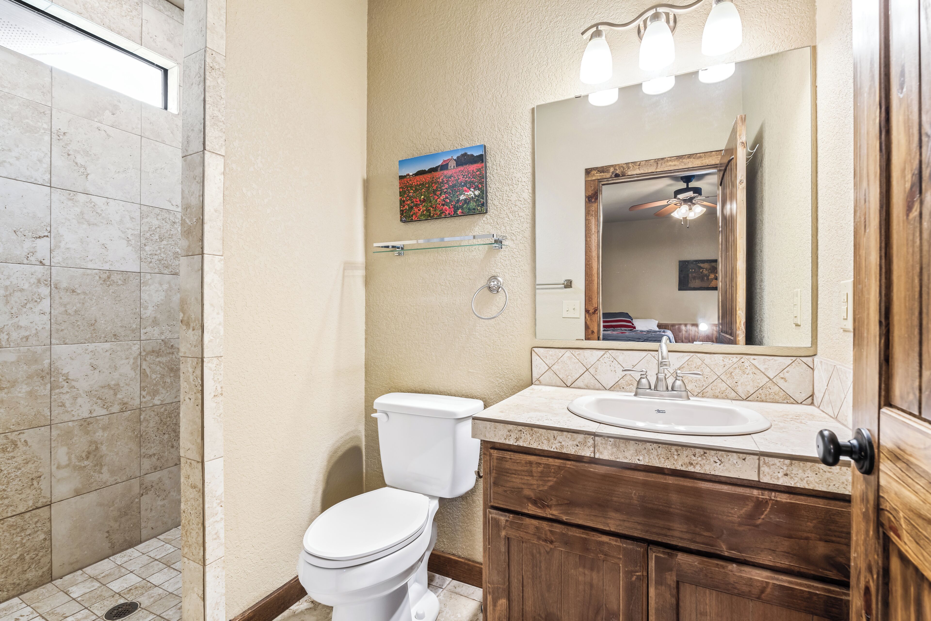 Private pool, pickleball court, single story home, less than 5-minute drive to THE Frio River