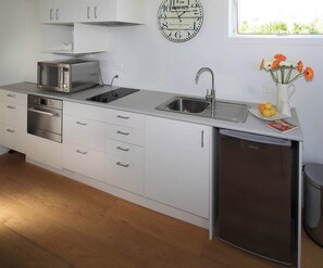 Fridge, microwave, stovetop, dishwasher