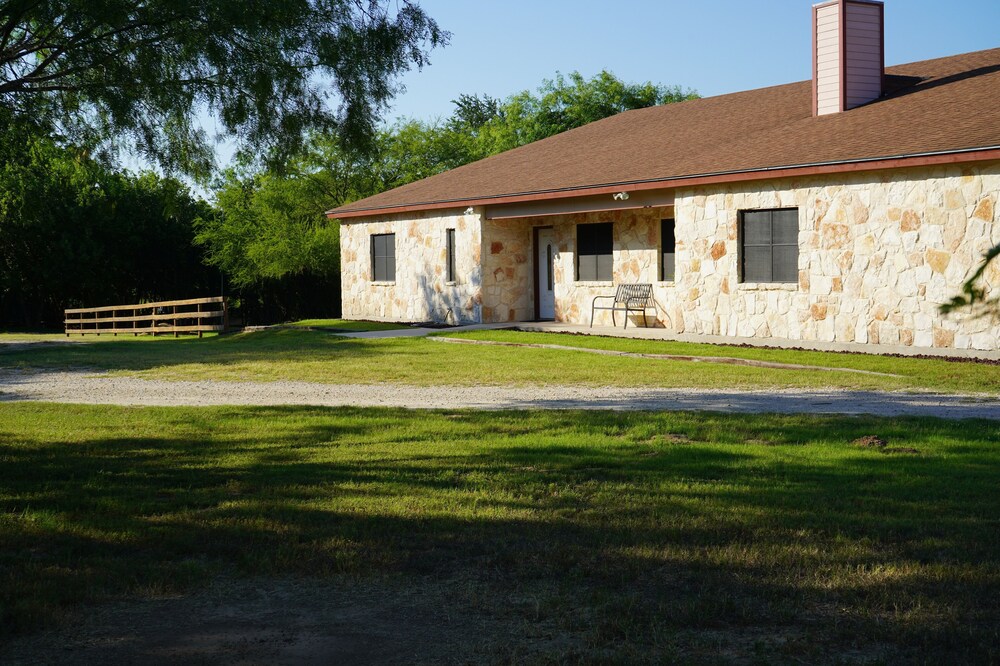 Country-style Oasis! The perfect family get-away. VIEW OUR VIDEO!