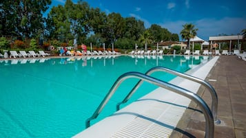 Sesongbasert utendørsbasseng, bassengparasoller og solsenger