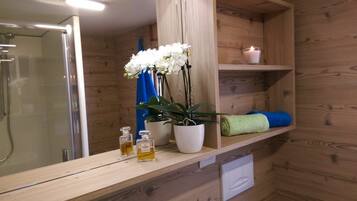 Tenda | Kamar mandi | Shower dan handuk