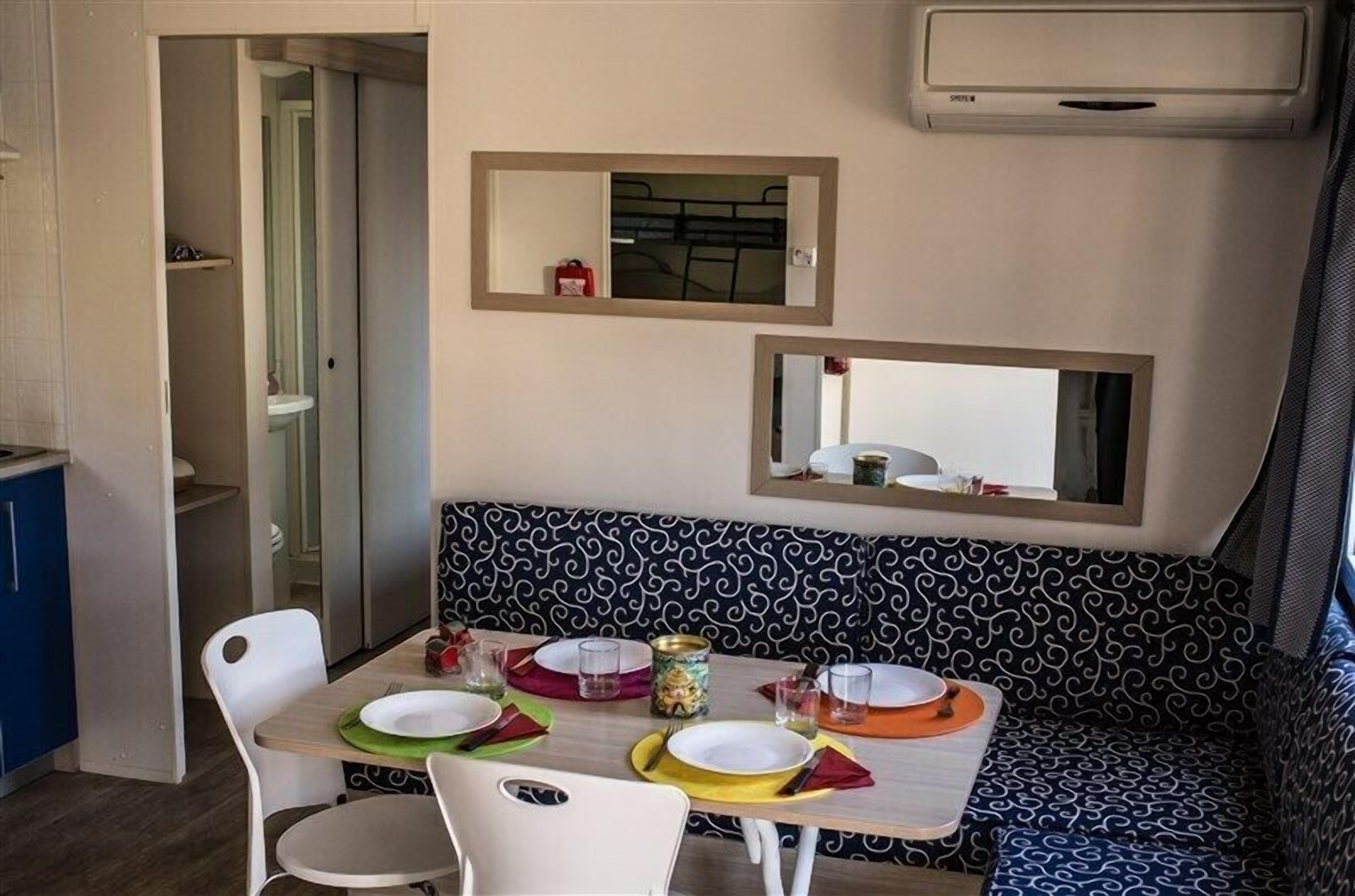 Una kitchenette compacta con un lavabo y una pequeña encimera.