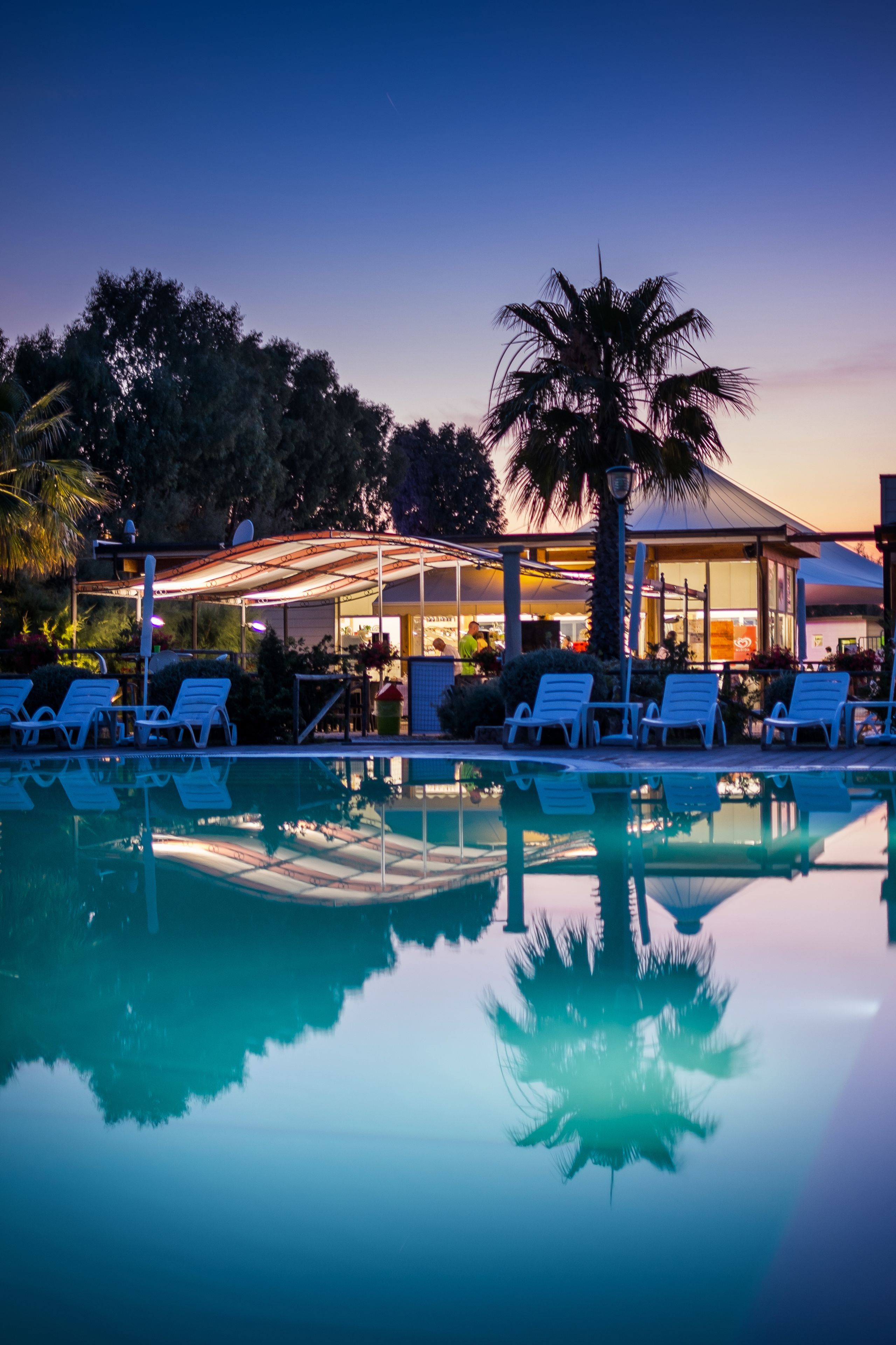 Außenpool (je nach Saison geöffnet), Sonnenschirme, Liegestühle