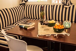 Mobile Home Deluxe | Restauration dans la chambre