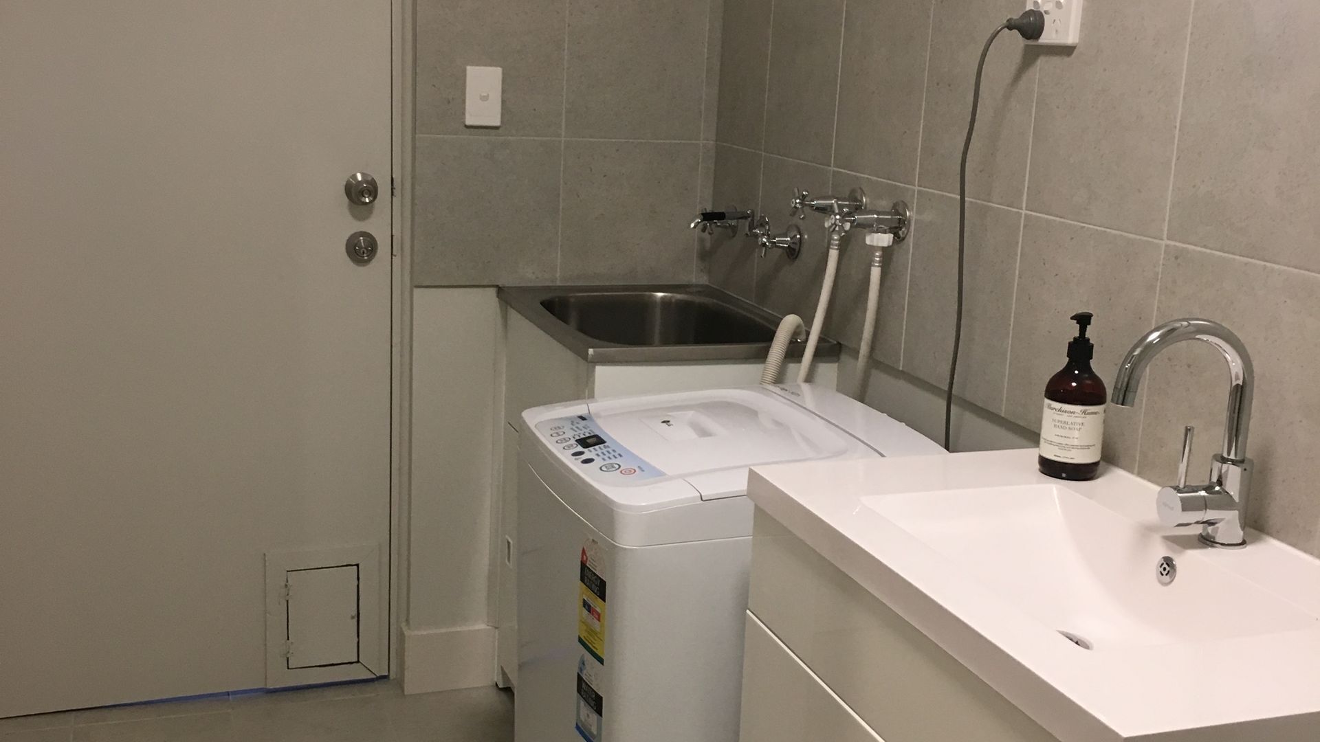 Stylish Coastal Unit — image 9