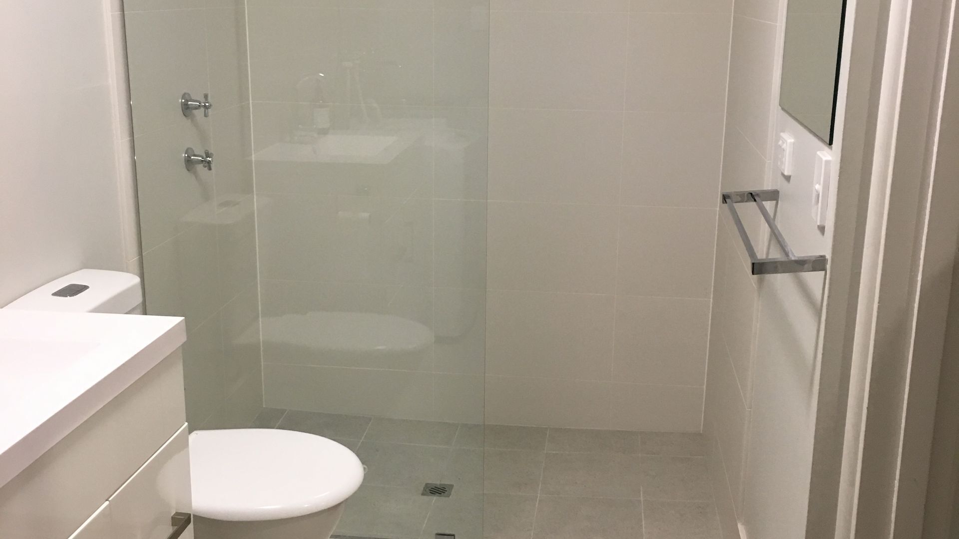 Stylish Coastal Unit — image 10