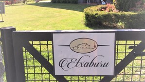 Una entrada cerrada con un letrero que dice 