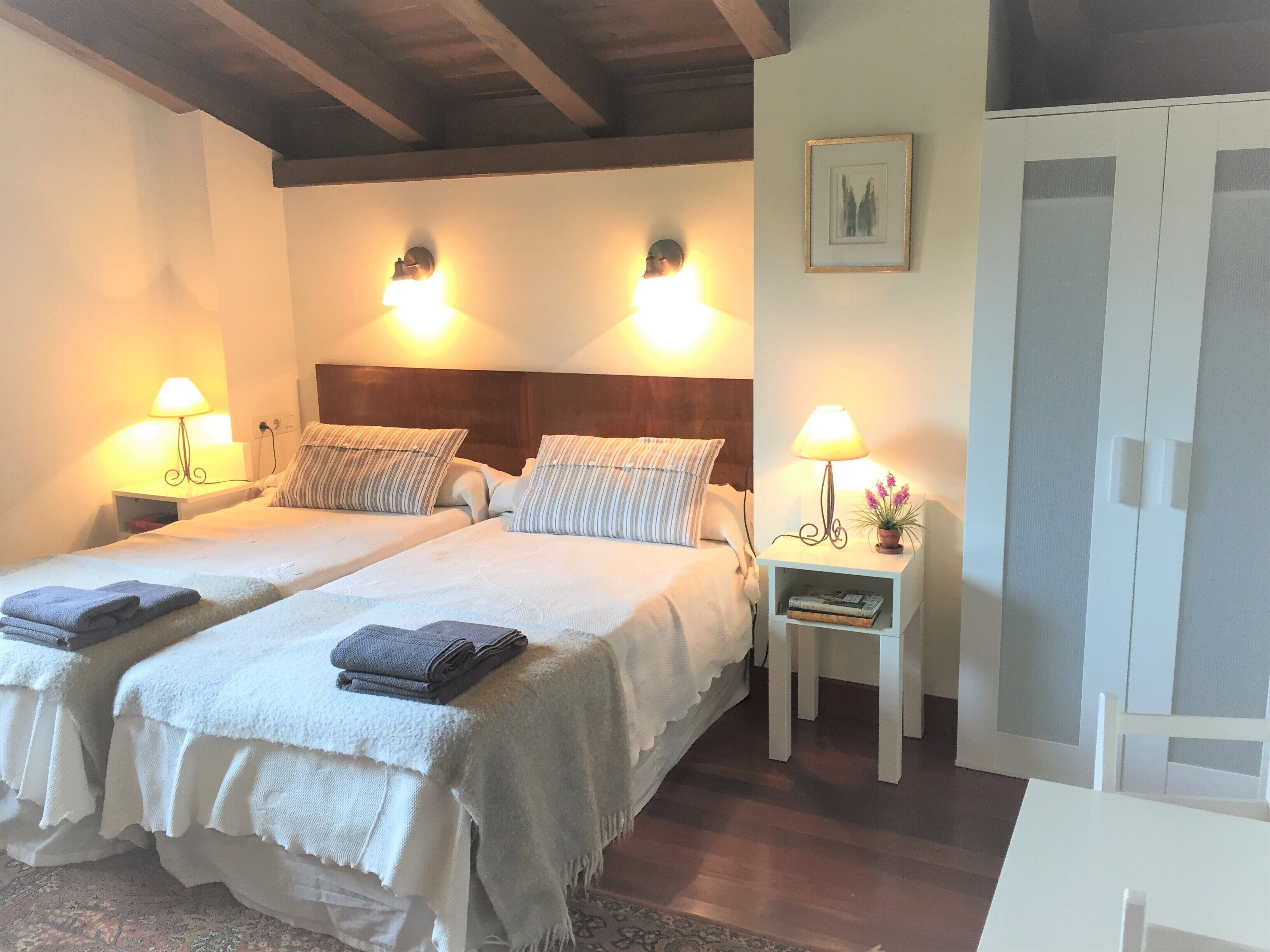 4 soverom, skrivebord, lydisolert og strykejern/-brett