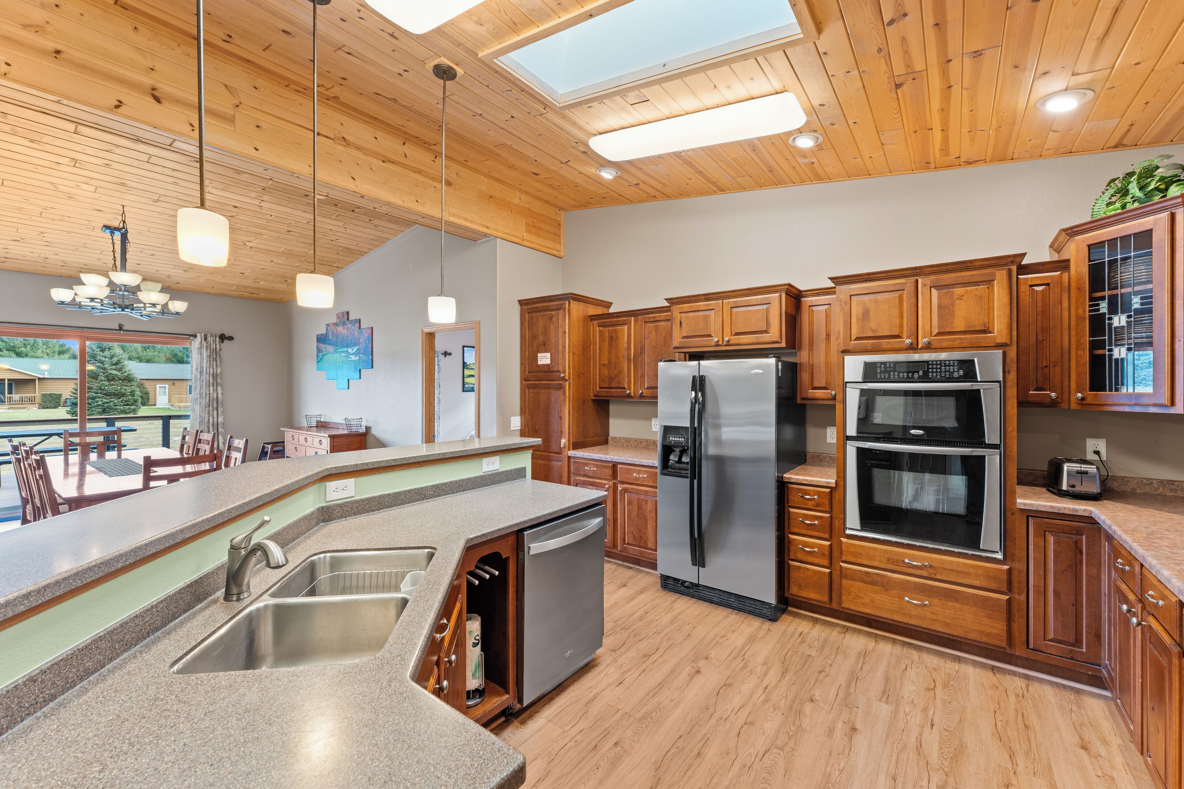 Mikrowelle, Ofen, Geschirrspüler, Wasserkocher mit Kaffee-/Teezubehör