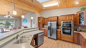 Microwave, oven, dishwasher, coffee/tea maker