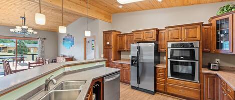 Een magnetron, een oven, een vaatwasser