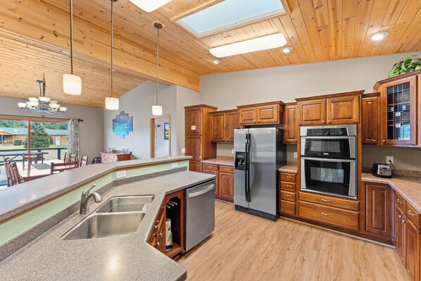 Microwave, oven, dishwasher, coffee/tea maker