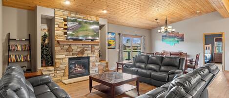 TV connectée, cheminée, lecteur de DVD, vidéothèque