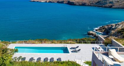 Villa de lujo de 4 dormitorios con delicado interior, piscina privada y vistas increíbles al mar