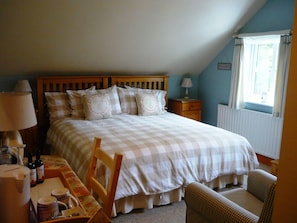 Blackout drapes, iron/ironing board, free WiFi, bed sheets - White Cottage (Wolverhampton)