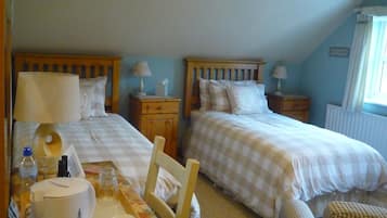 Dobbelt- eller tomannsrom – deluxe, ikke-røyk, hageutsikt | Blendingsgardiner, strykejern/-brett, wi-fi (inkludert) og sengetøy