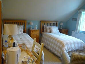 Deluxe Double or Twin Room, Non Smoking, Garden View | Blackout drapes, iron/ironing board, free WiFi, bed sheets - White Cottage (Wolverhampton)