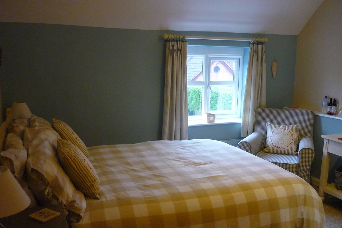 Deluxe Double Room, Non Smoking | Blackout drapes, iron/ironing board, WiFi (free), bed sheets