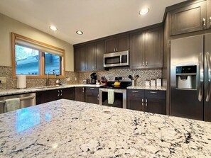 Een koelkast, een magnetron, een oven, een kookplaat