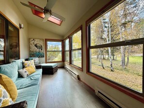 Smart TV y chimenea 