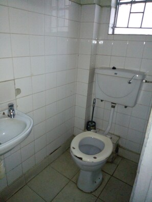 Quarto casal standard, para não fumantes | Banheiro | Chuveiro, chuveiro com efeito de chuva, produtos de toalete grátis 