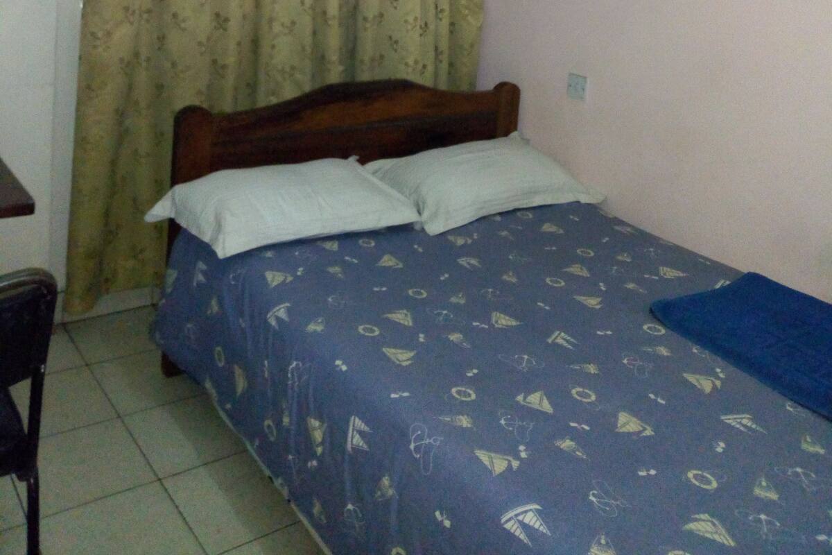Quarto casal standard, para não fumantes | Escrivaninha, Wi-Fi de cortesia, roupa de cama