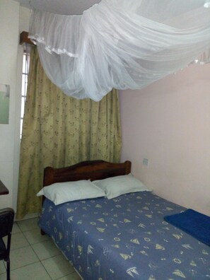 Quarto casal standard, para não fumantes | Escrivaninha, Wi-Fi de cortesia, roupa de cama