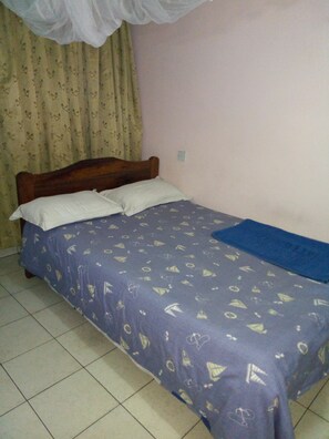 Quarto casal standard, para não fumantes | Escrivaninha, Wi-Fi de cortesia, roupa de cama