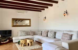 Fernseher, DVD-Player, Tischtennisplatte, Bücher