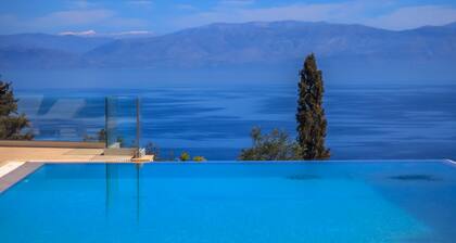 Villa Belvedere, ein verstecktes Paradies auf Korfu. Hohe Luxusvilla mit herrlichem Blick