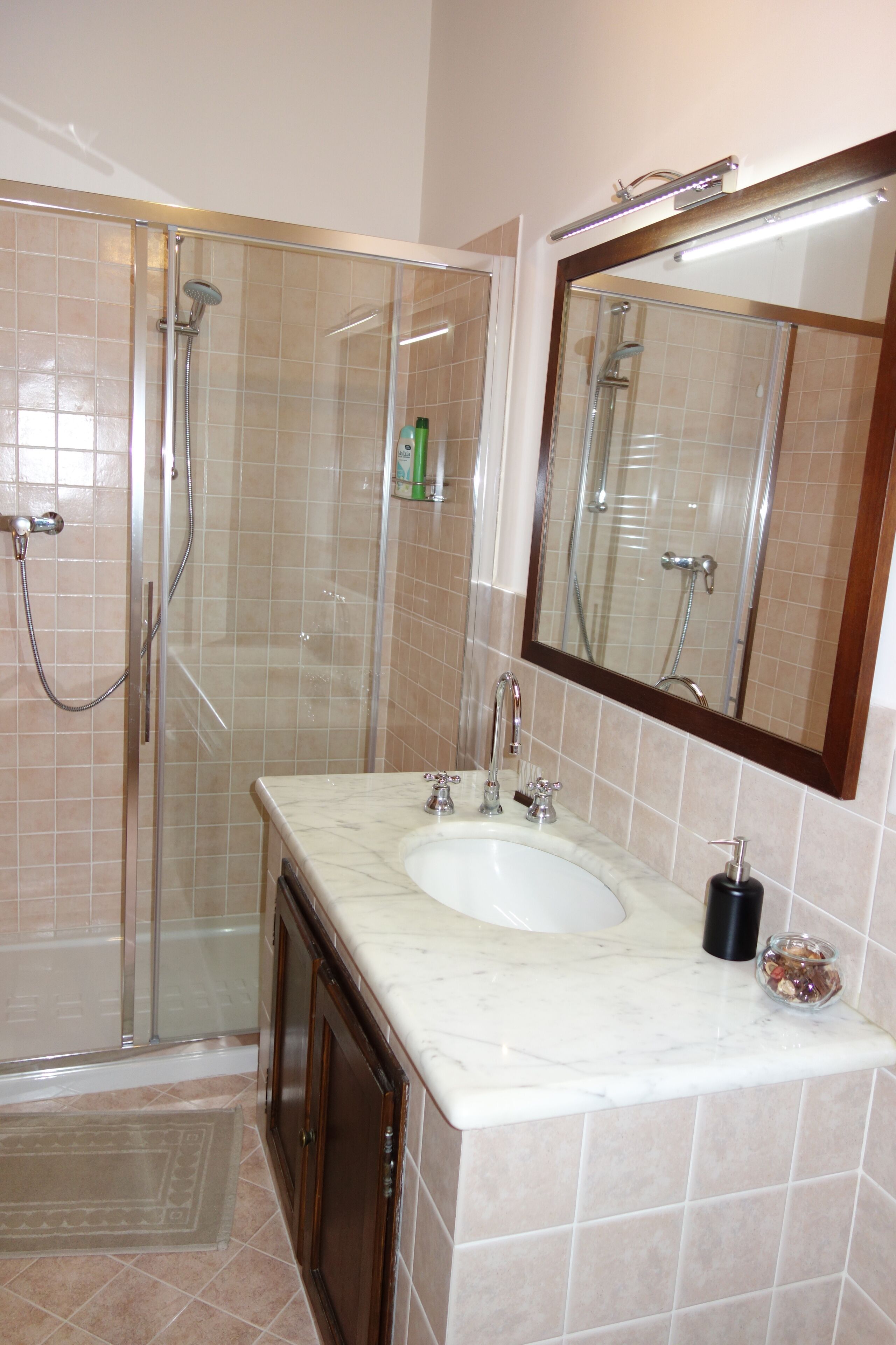 Chuveiro, secador de cabelo, bidê, sabonete