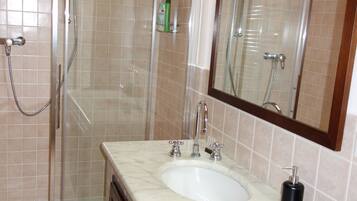 Chuveiro, secador de cabelo, bidĂȘ, sabonete