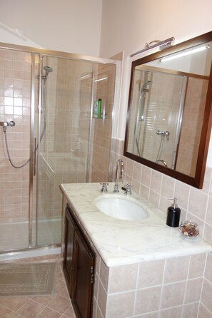 Chuveiro, secador de cabelo, bidê, sabonete