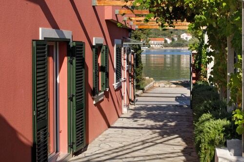 Beach house, 5 people, private pool, garden, terrace, families & kids