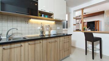 Frigorífico, horno, placa de cocina y lavavajillas