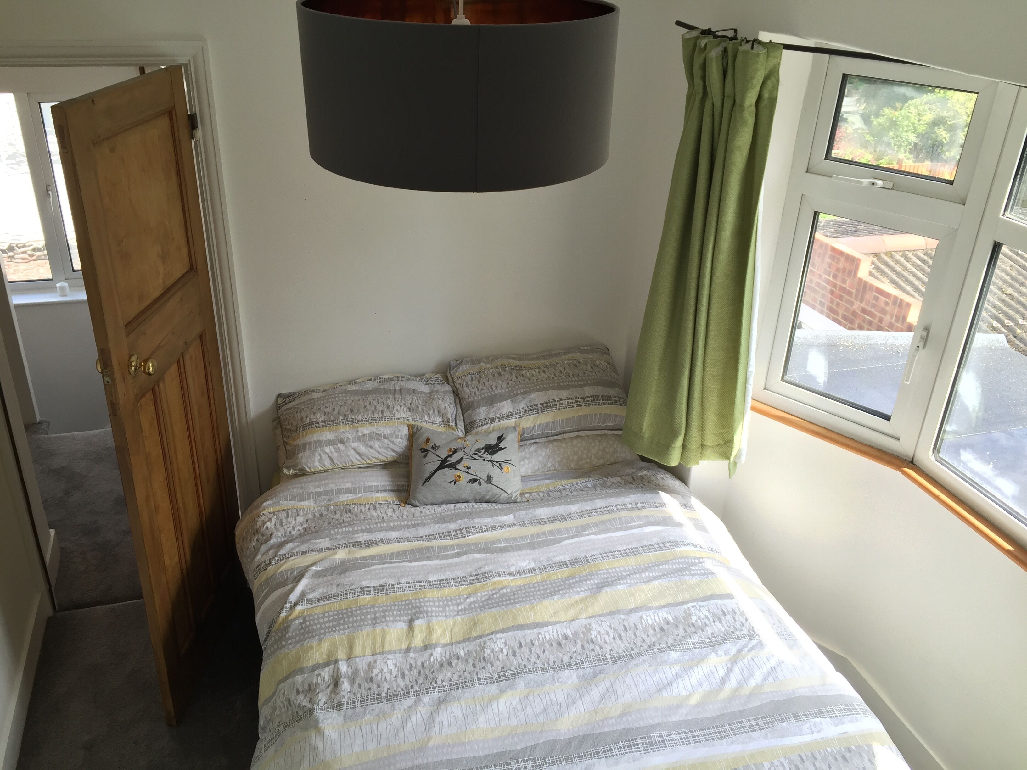 London spacious, bright house with easy access to London