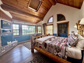 4 slaapkamers, een bureau, een strijkplank/strijkijzer, gratis wifi
