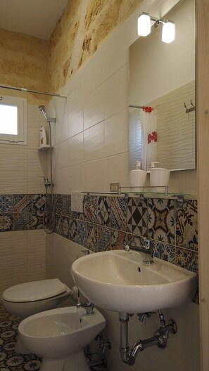 Douche, sèche-cheveux, bidet, serviettes fournies