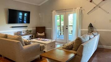 Smart-TV, DVD-Player, Stereoanlage