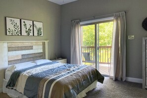 7 bedrooms, iron/ironing board, WiFi, bed sheets - CONVENIENCE! Steps away to a private dock & 5 miles to a marina/grocery/hwy! (Caryville)