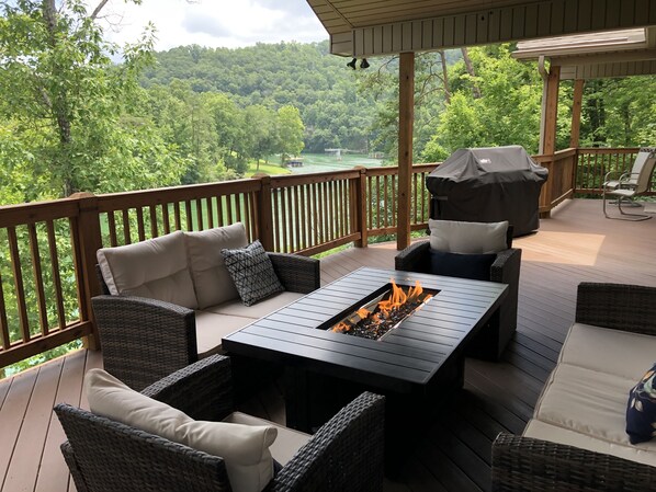 Terrace/patio - CONVENIENCE! Steps away to a private dock & 5 miles to a marina/grocery/hwy! (Caryville)