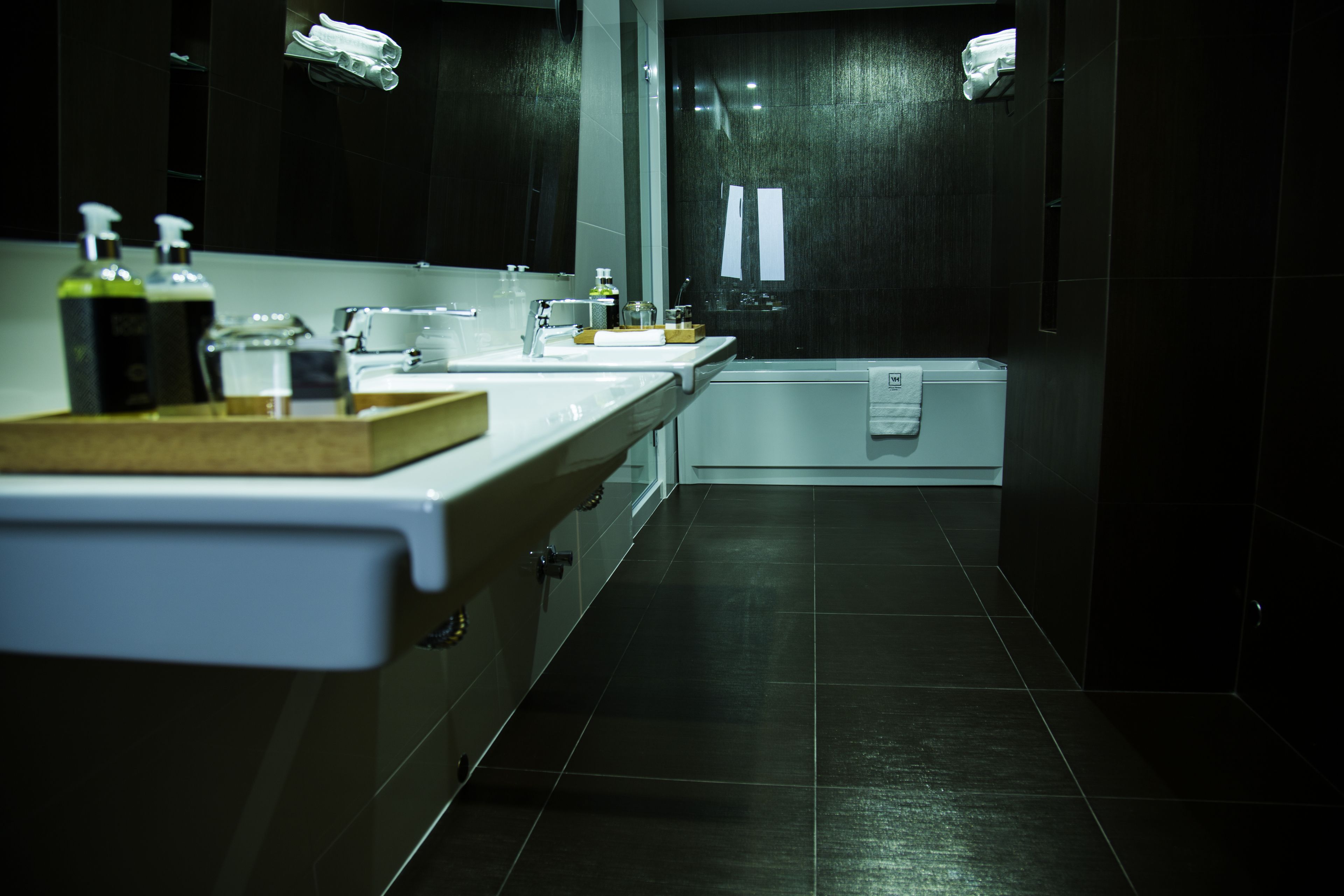 deluxe suite, 1 queen bed | bathroom | free toiletries, hair dryer, towels