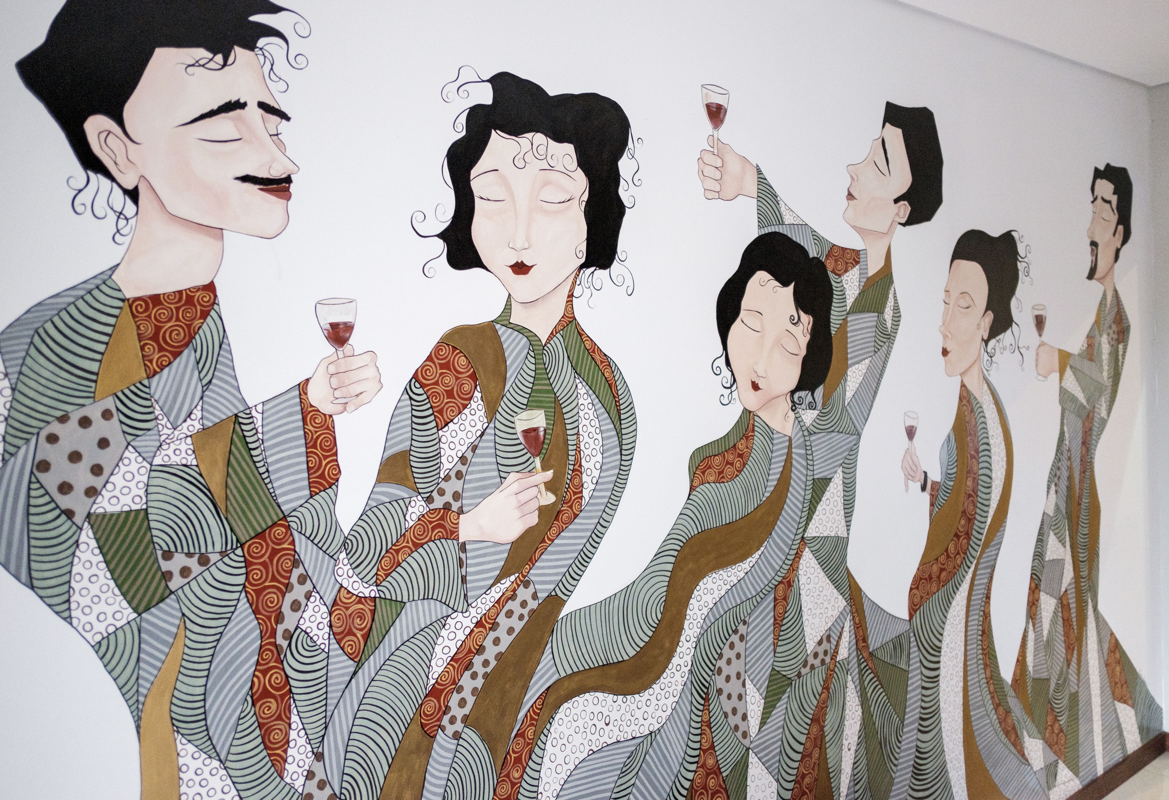 Una pared con un patrón repetitivo de figuras vestidas con atuendos tradicionales, sosteniendo copas de vino.