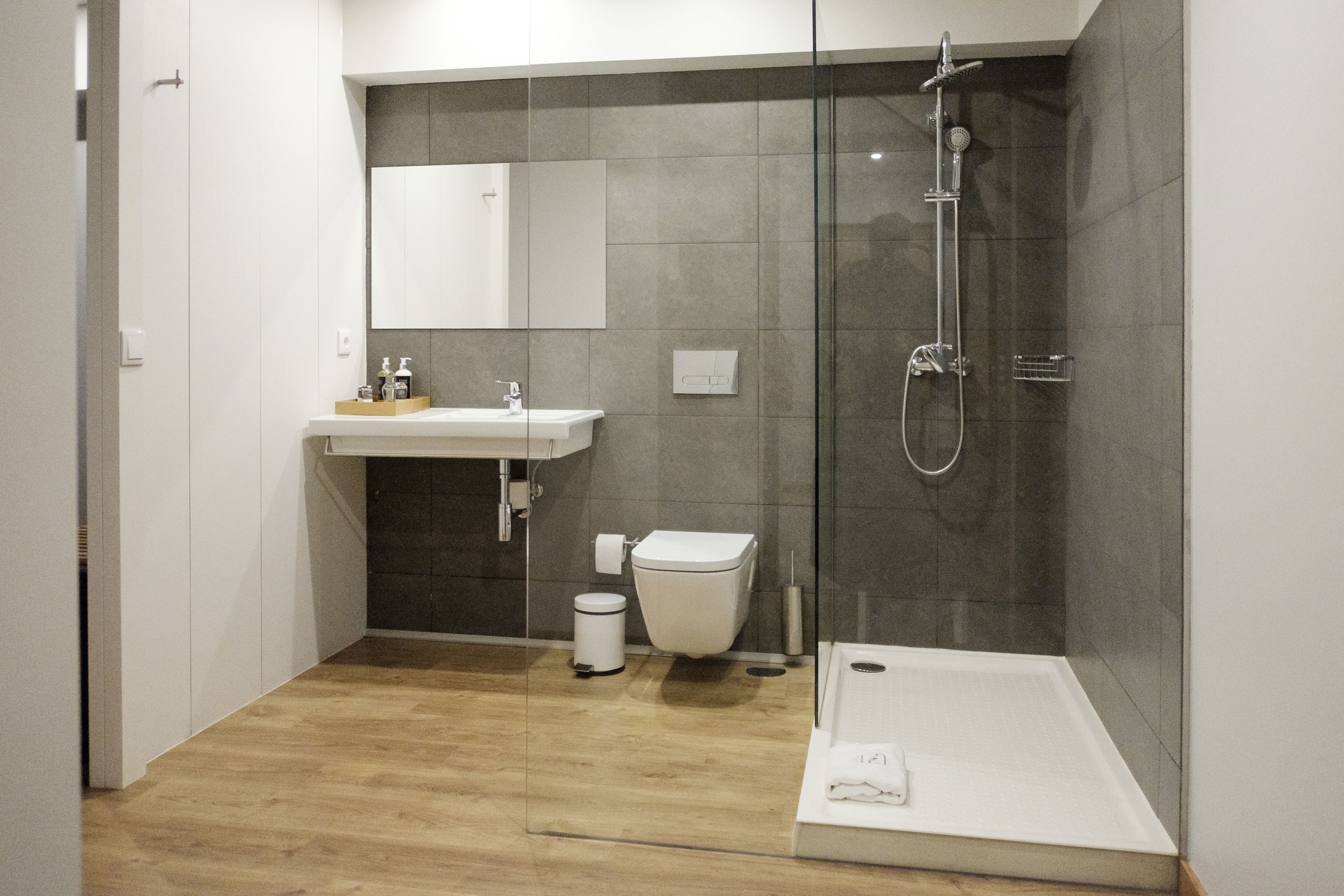 standard single room | bathroom | free toiletries, hair dryer, towels