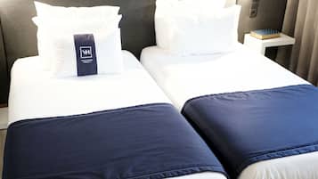 Chambre Standard avec lits jumeaux, plusieurs lits | Bureau, espace de travail pour ordinateur portable, rideaux occultants