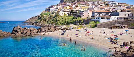 Una spiaggia nelle vicinanze